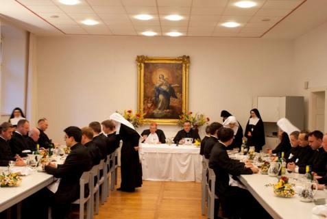 S.E.R le Cardinal Burke a rejoint les chanoines, et préside le repas du soir avec lecture.